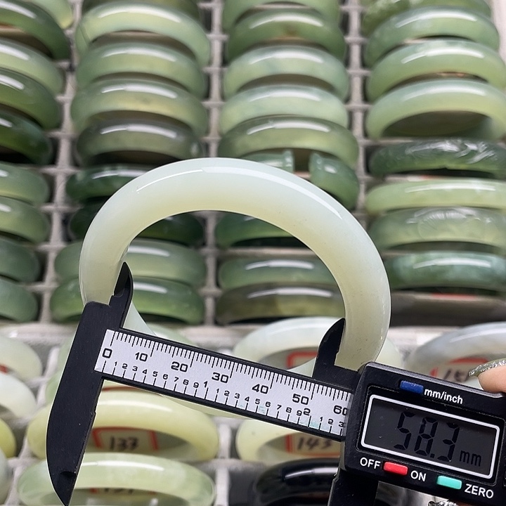 蛇纹石玉未镶嵌手镯153