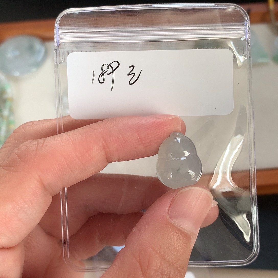 翡翠未镶嵌颈饰葫芦