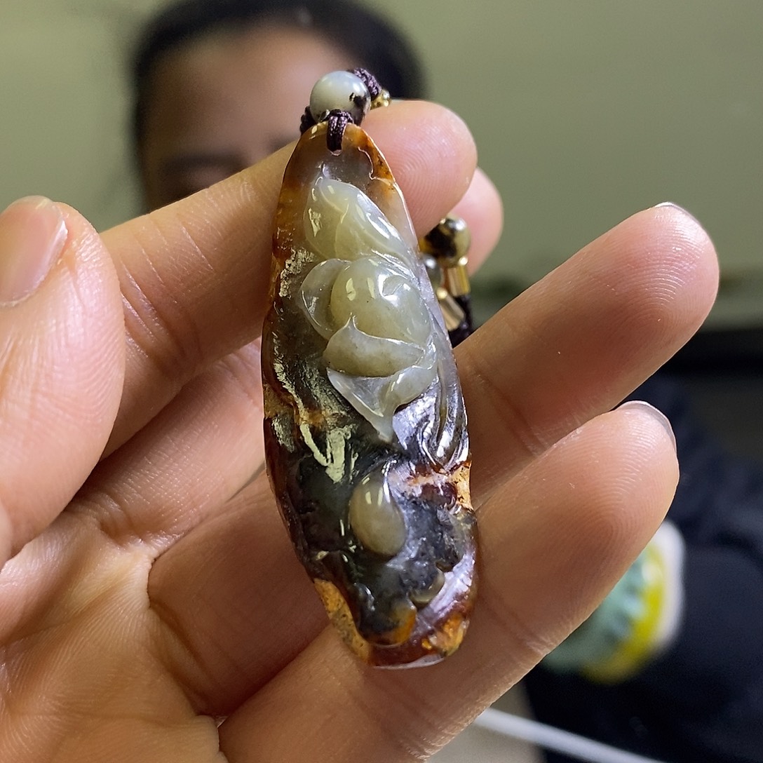 和田玉未镶嵌颈饰一个