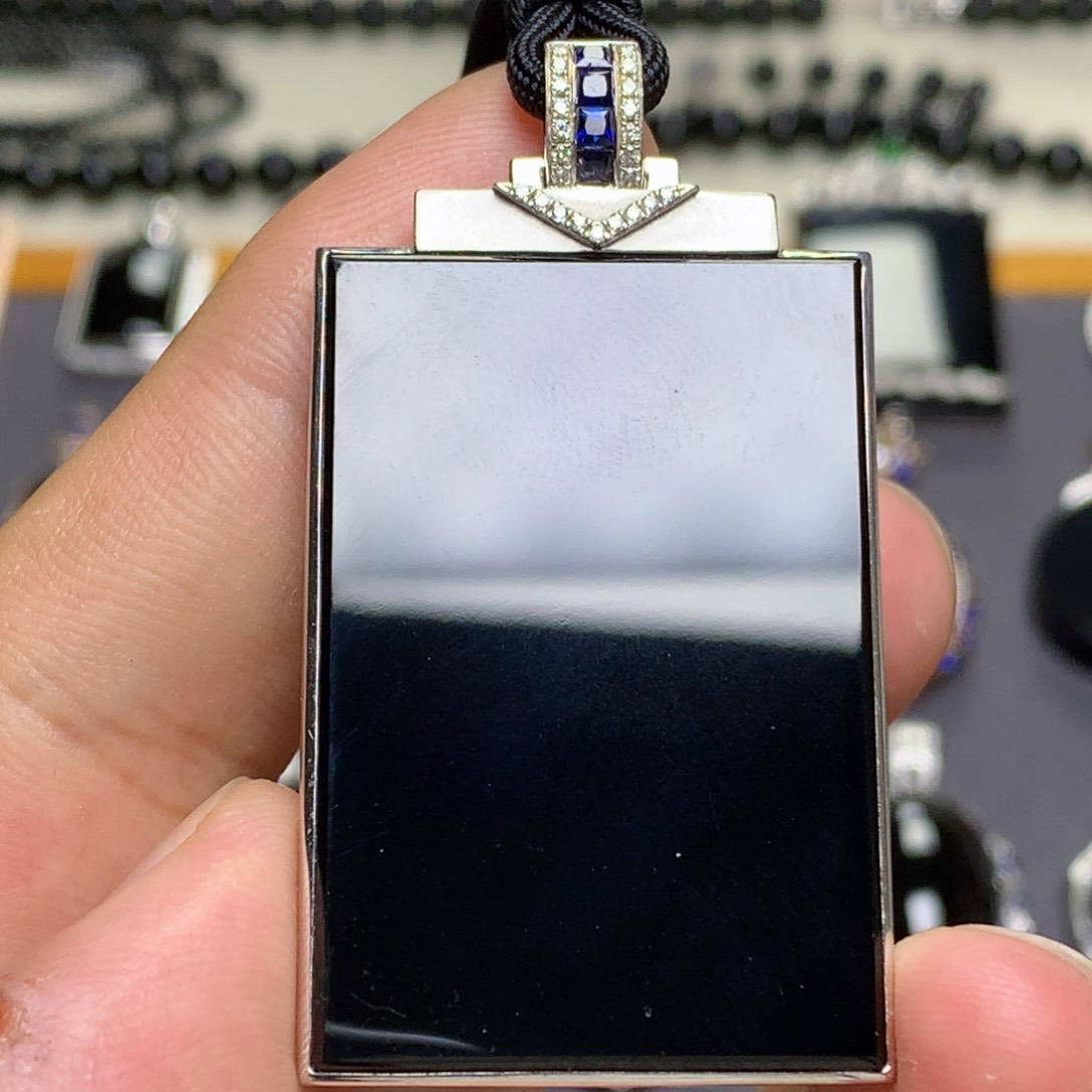 颈饰18K金镶嵌翡翠墨翠无事牌