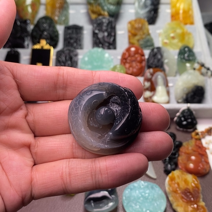 蛇纹石玉颈饰未镶嵌助***张