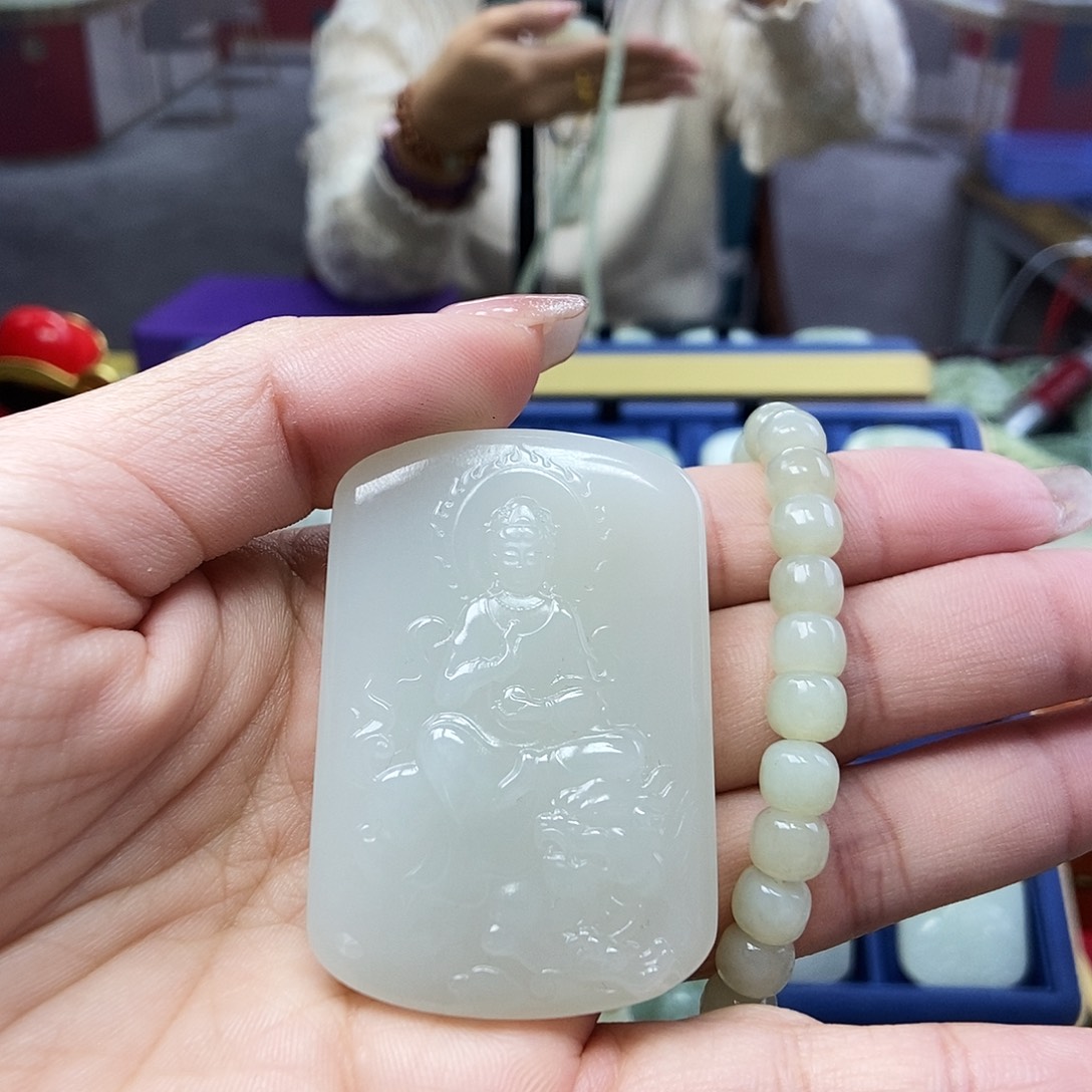 和田玉颈饰未镶嵌朱****）