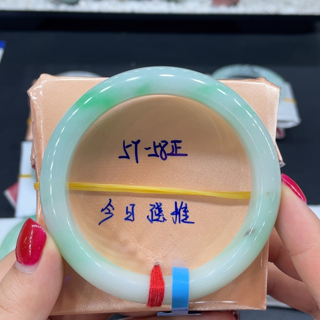 翡翠手镯未镶嵌缅甸天然翡翠手镯