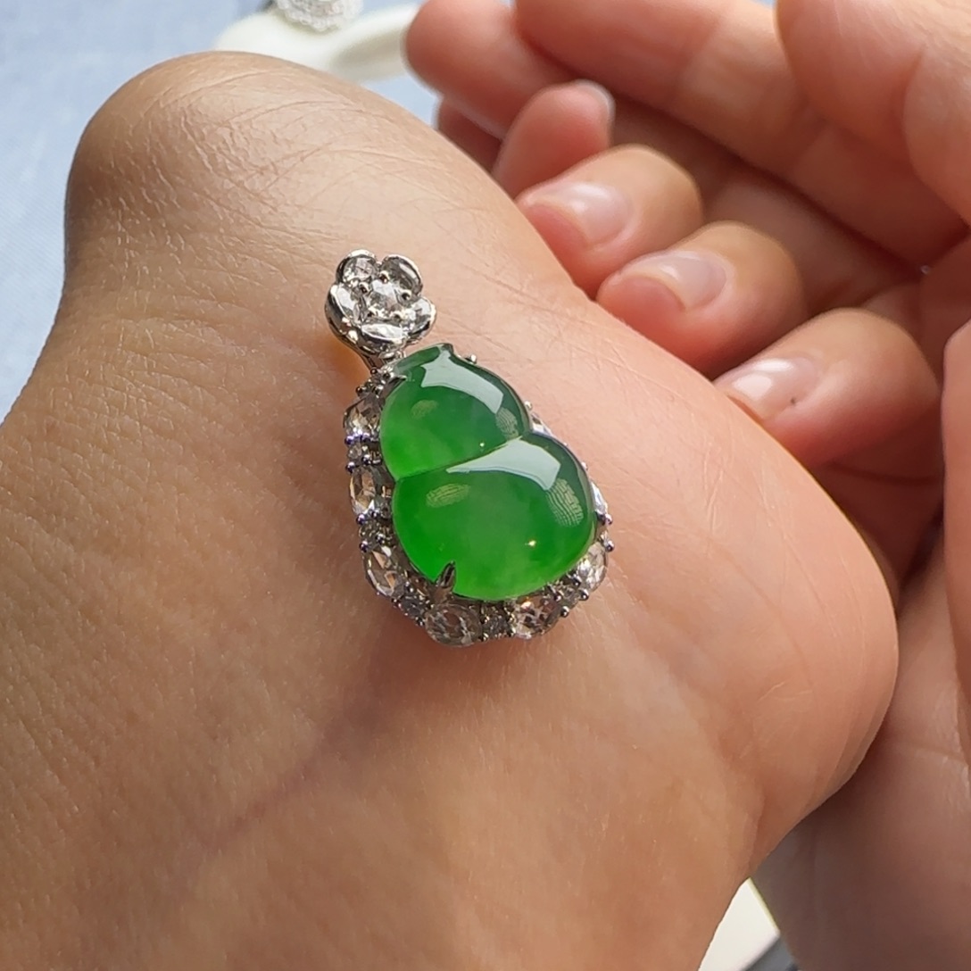 翡翠18K金镶嵌颈饰高冰辣绿葫芦