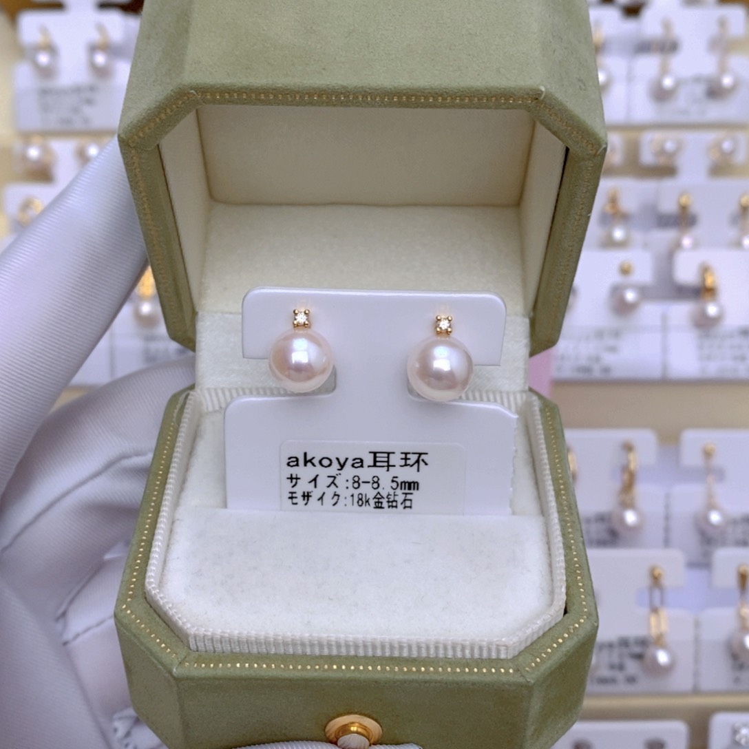 18K金镶嵌海水珍珠耳饰