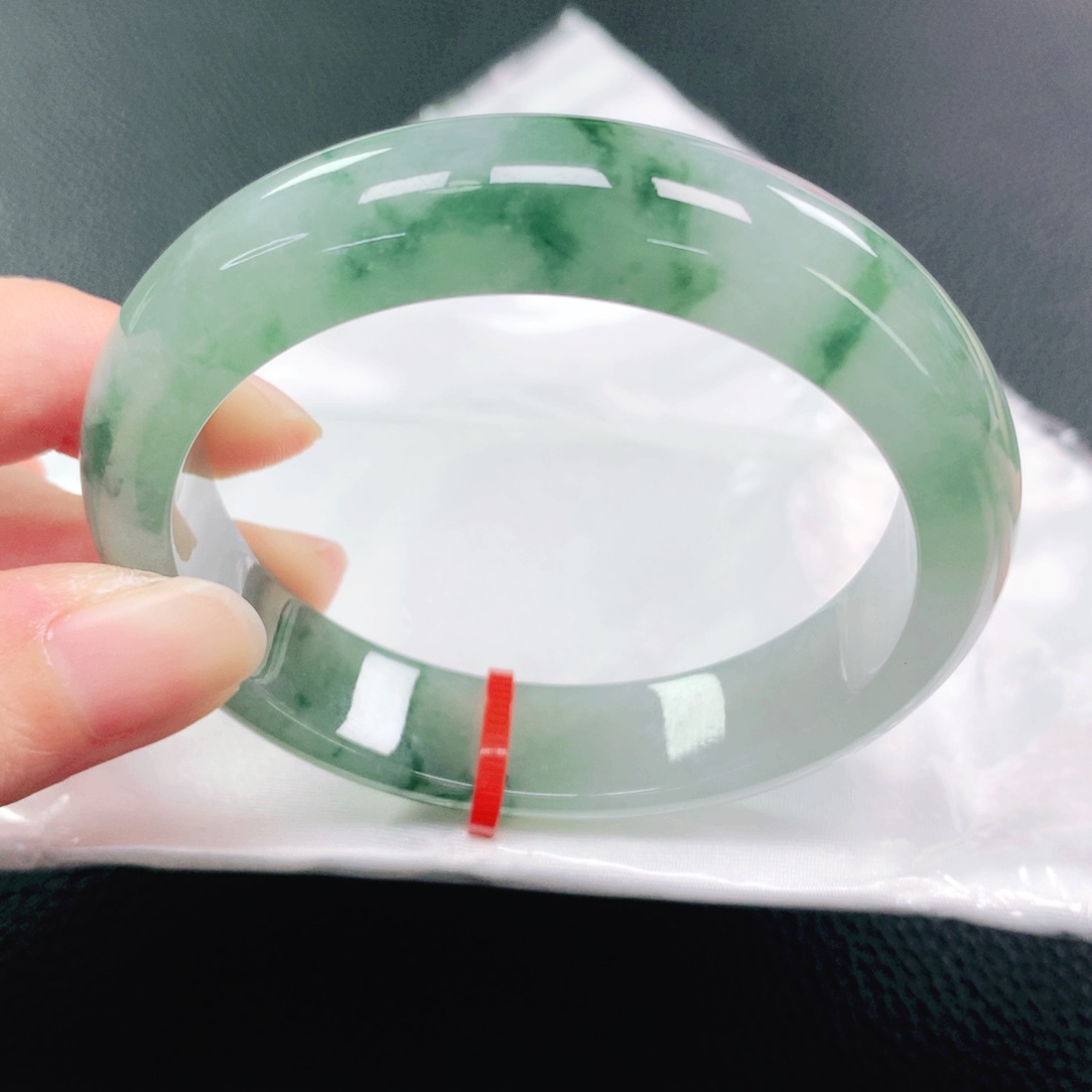 翡翠手镯未镶嵌56圈