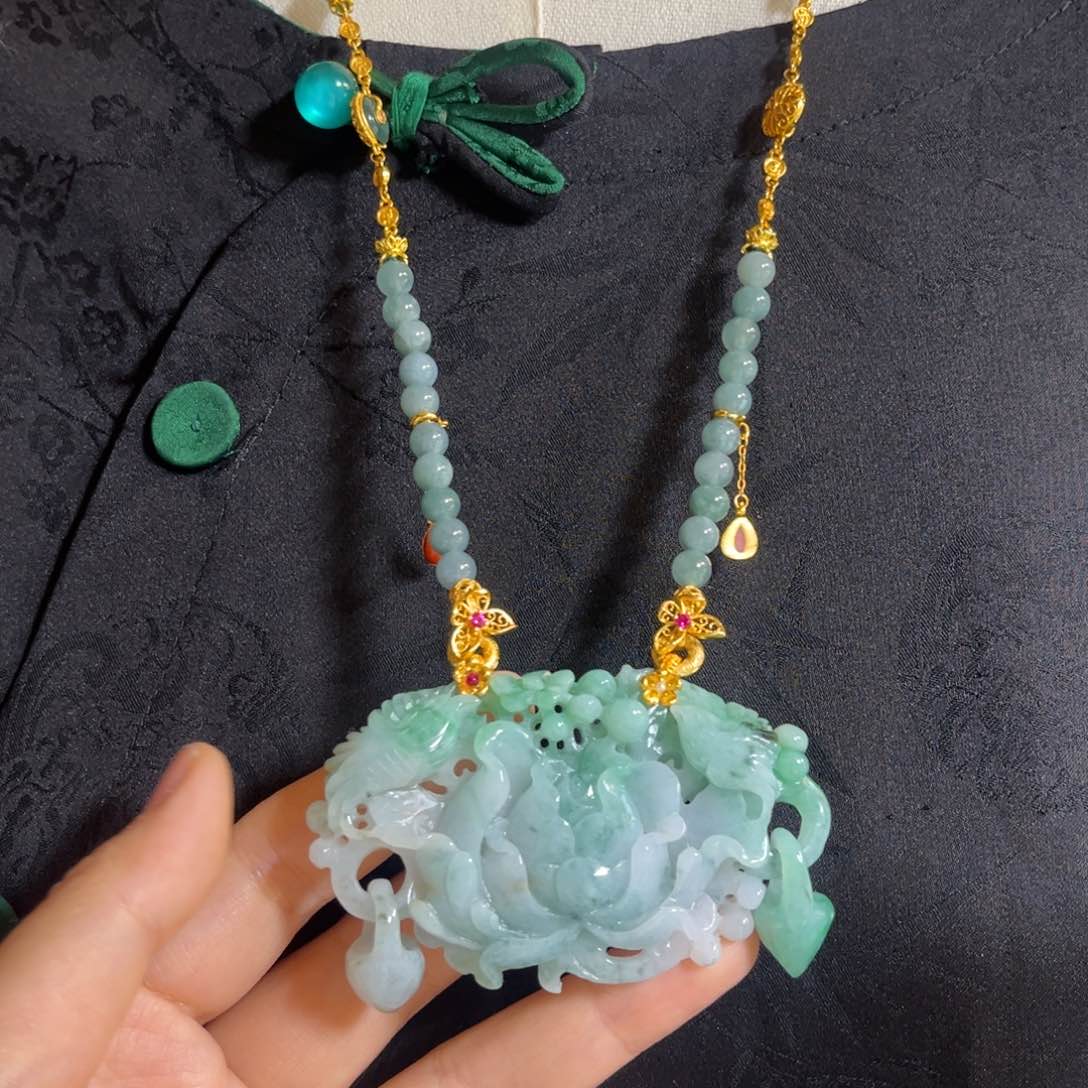 翡翠颈饰未镶嵌冰绿