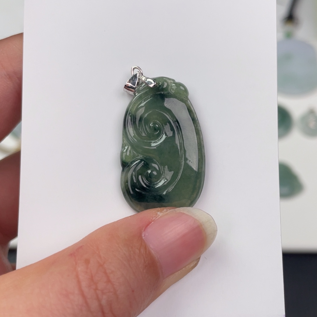 翡翠未镶嵌颈饰如意