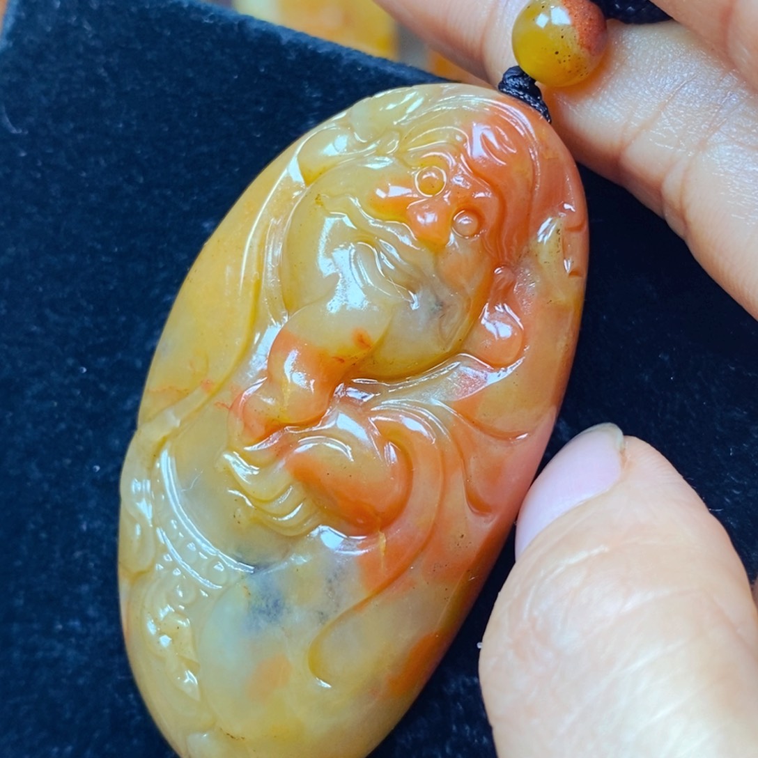 未镶嵌石英质玉（黄龙玉）颈饰