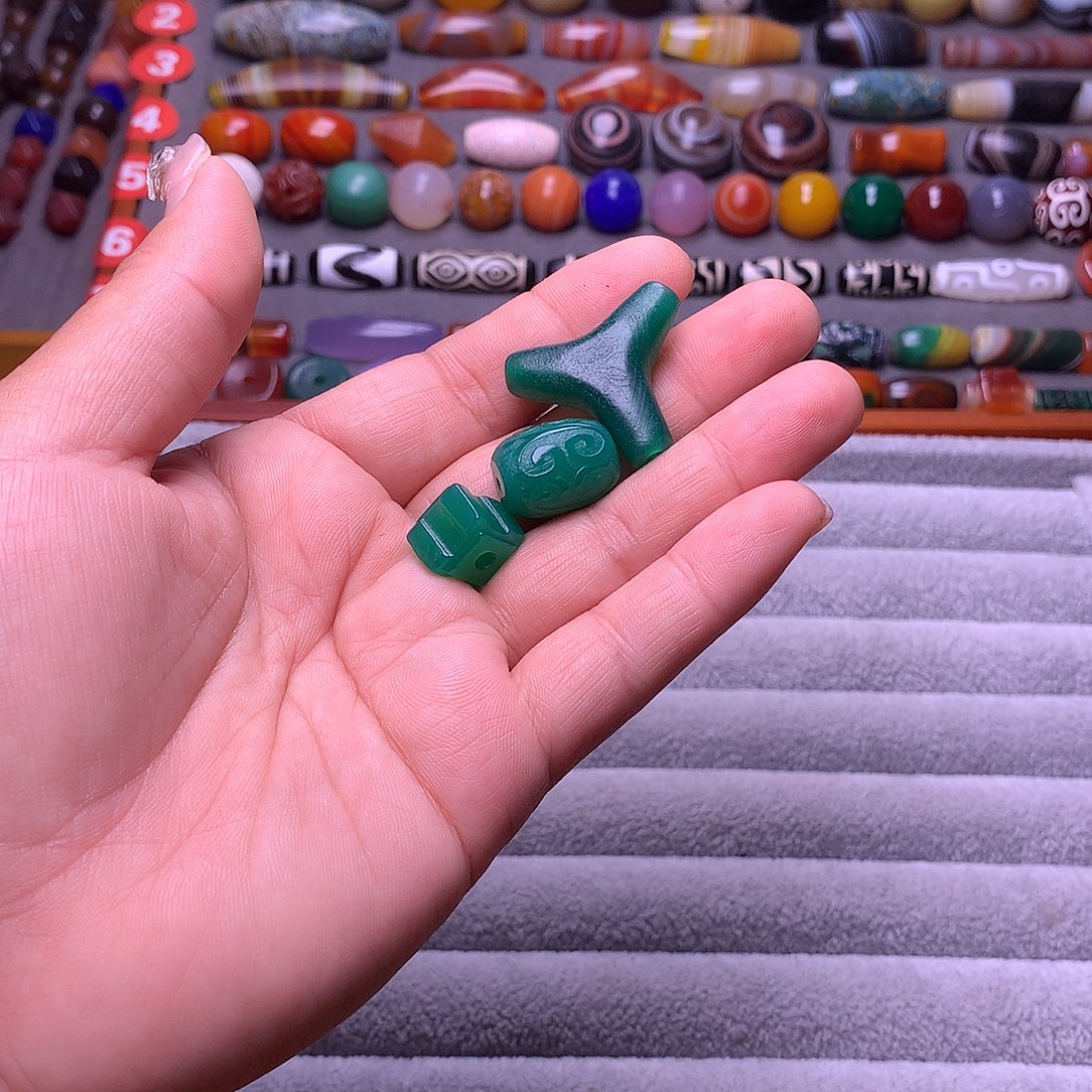 W***.玛瑙/玉髓未镶嵌颈饰