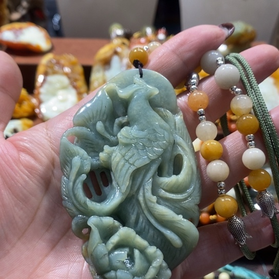 蛇纹石玉未镶嵌颈饰