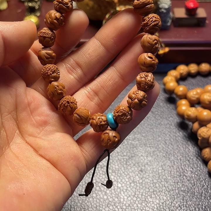 龙纹桃核雕刻十二生肖