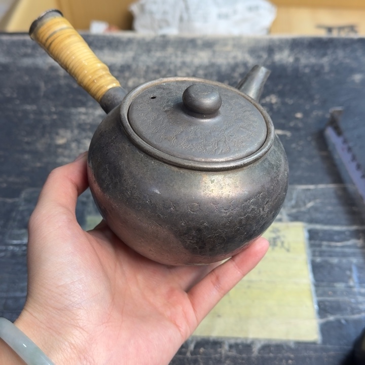 瓷片有锈，有凹陷