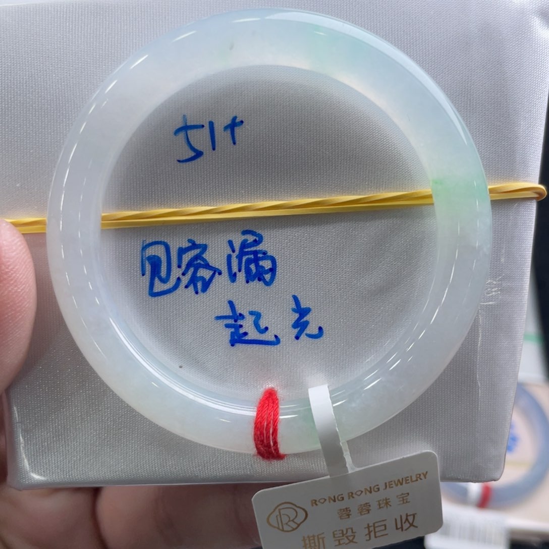 翡翠手镯未镶嵌翡翠手镯