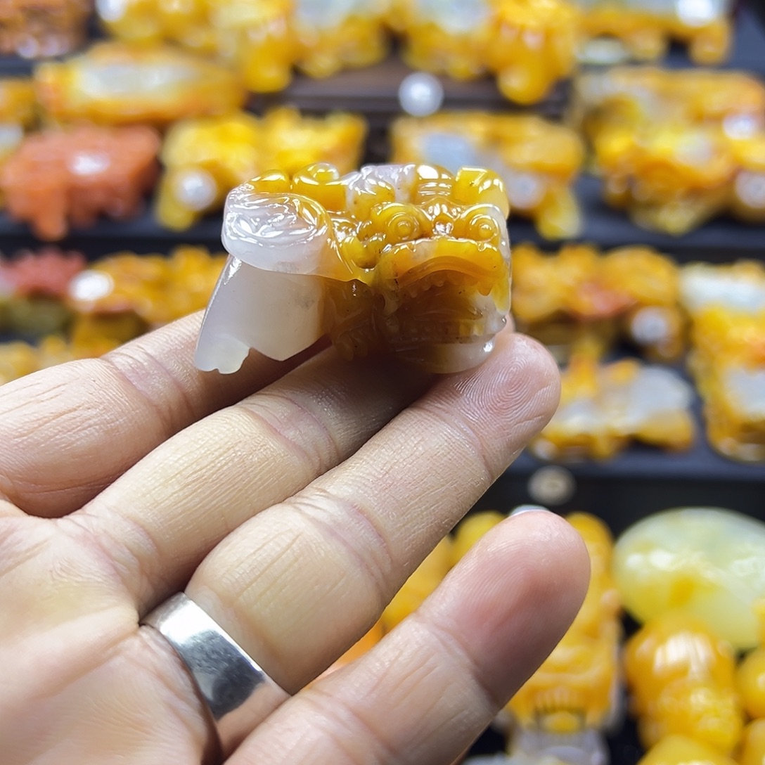 石英质玉（黄龙玉）未镶嵌颈饰