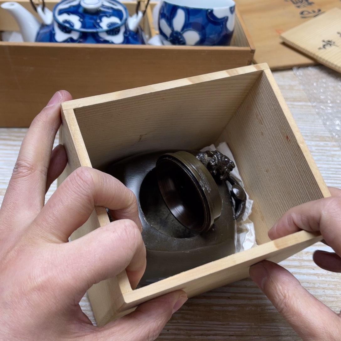 瓷片k**e密密麻麻地排列着一个