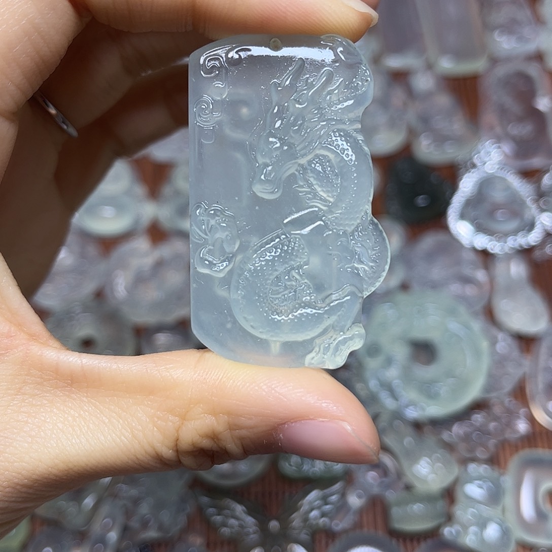 蛇纹石玉未镶嵌颈饰吊坠