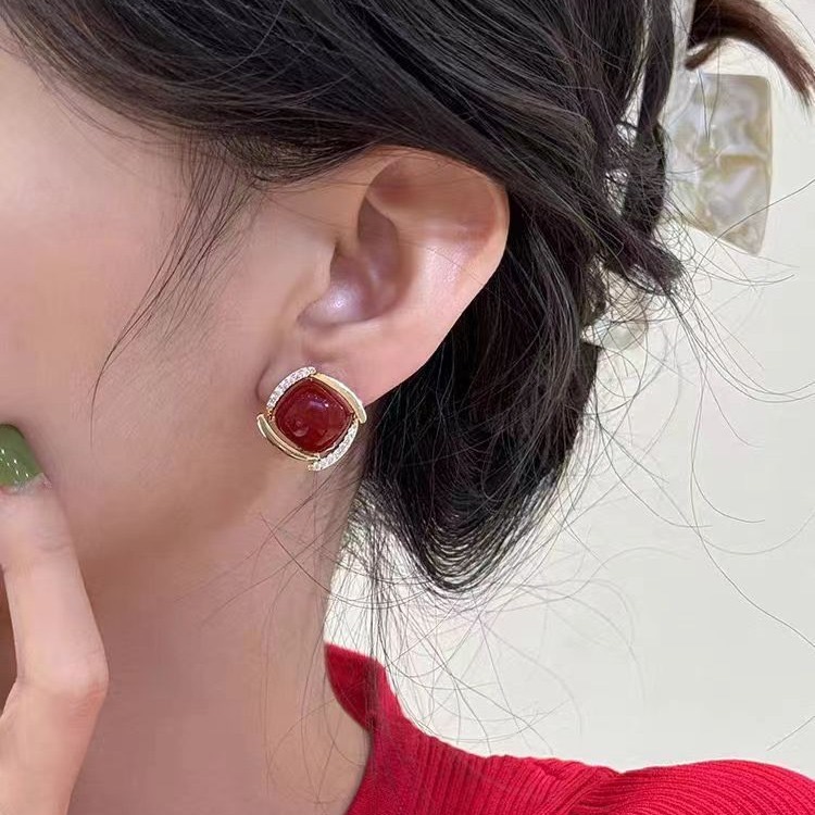 铜合金耳饰 新款秋冬复古红色方形耳钉女小众设计感法式耳扣N2249