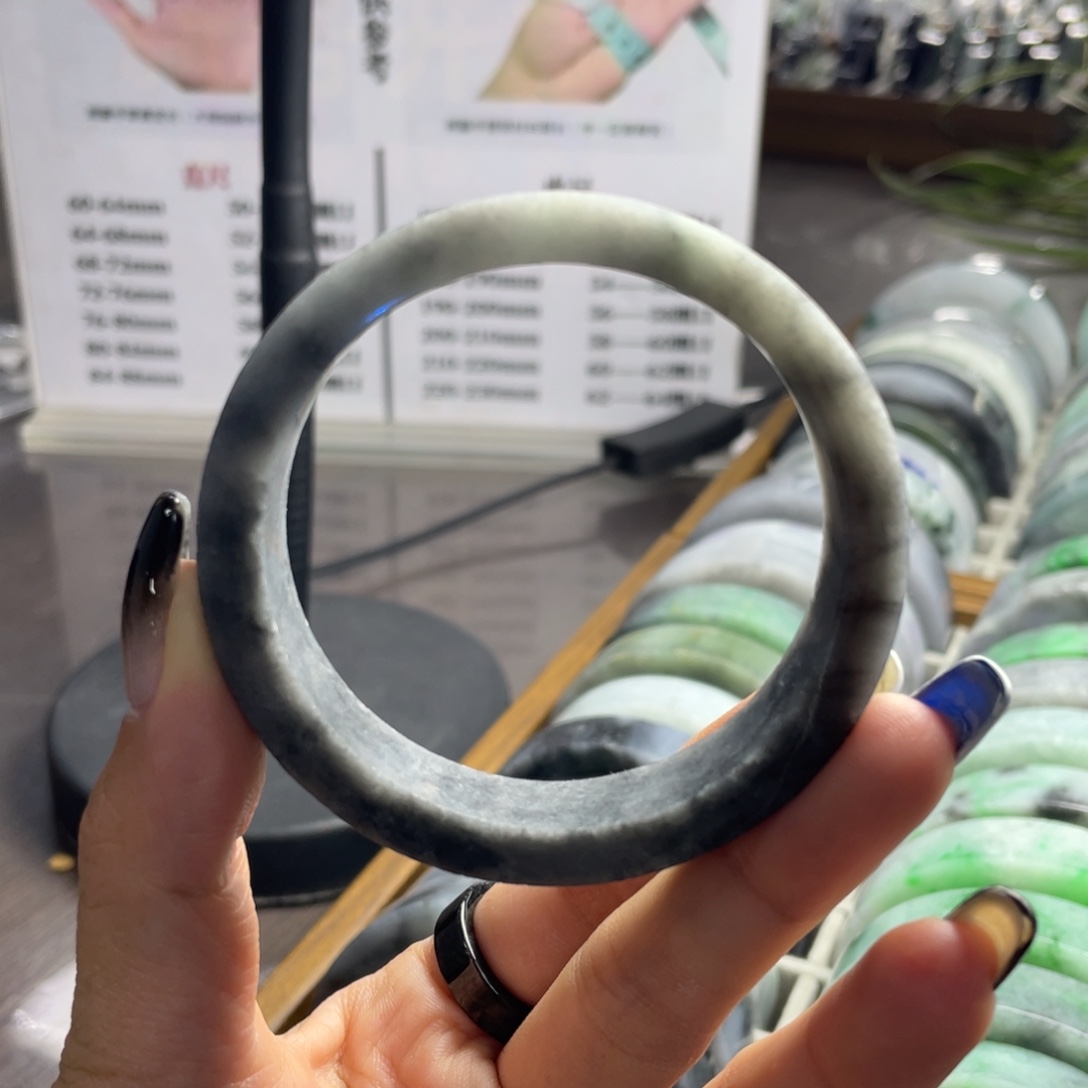 定制翡翠未镶嵌翡翠手镯