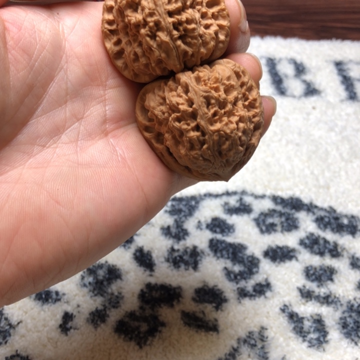 大叶紫檀（黑酸枝木类）三角南疆石41文玩核桃