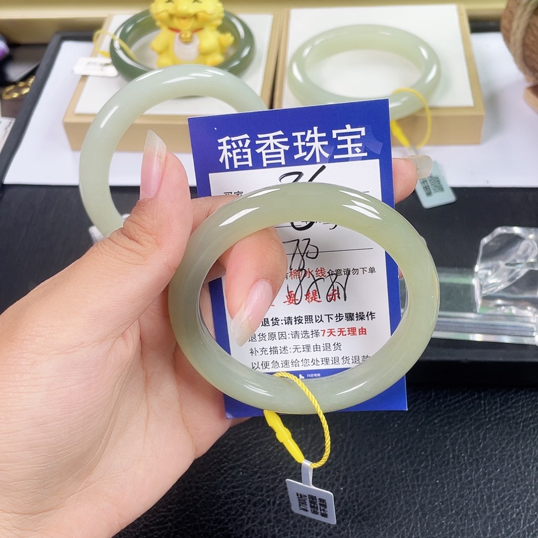 煎***.和田玉手镯未镶嵌