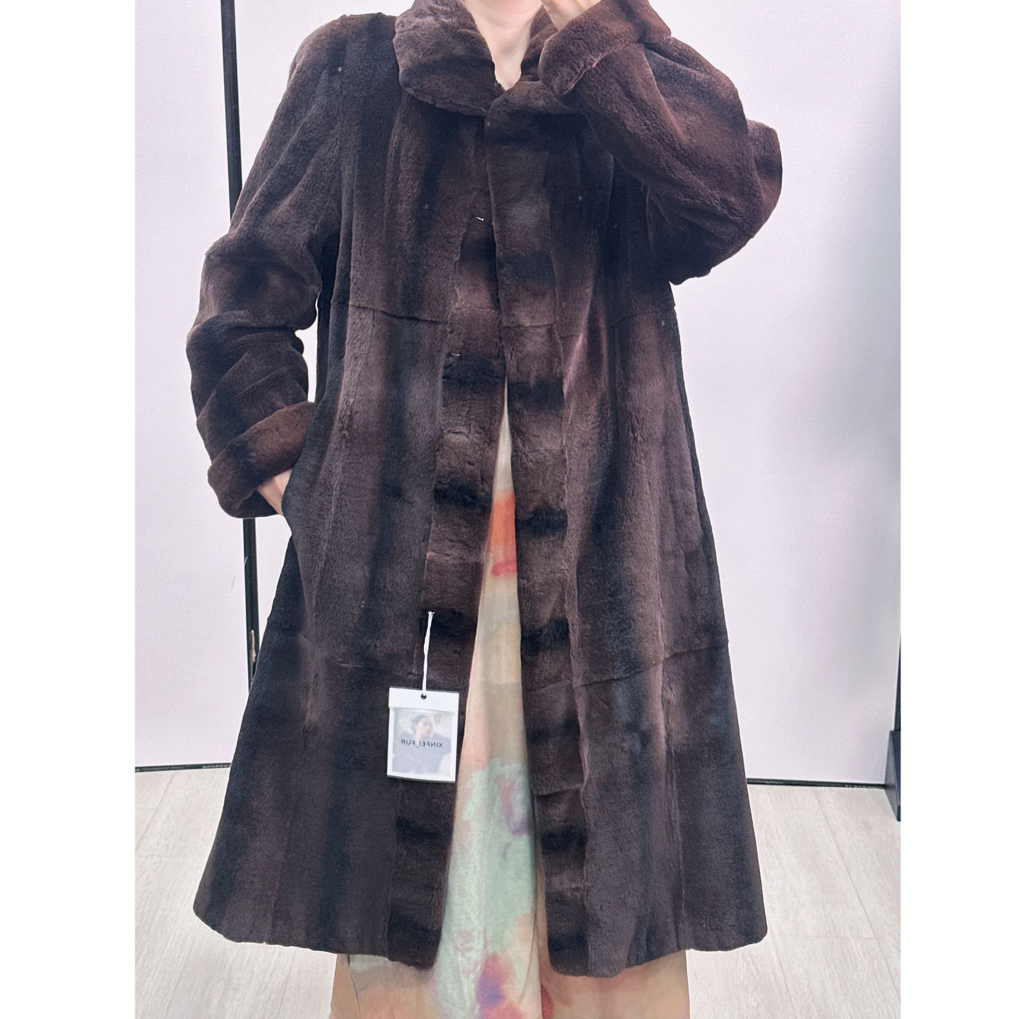 E05，2XL，卡布奇诺色娃娃领挽袖长款水貂外套