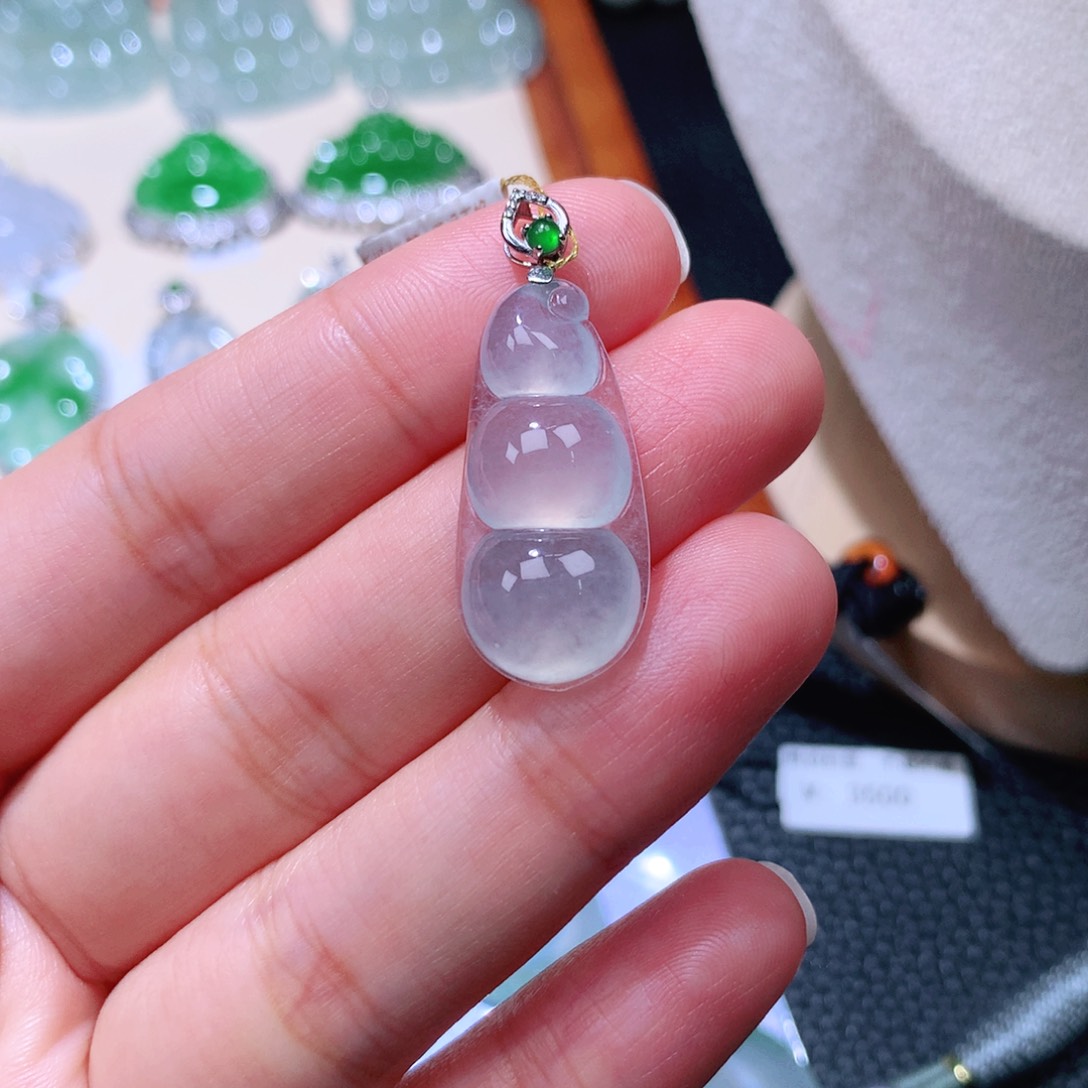 颈饰18K金镶嵌翡翠福豆