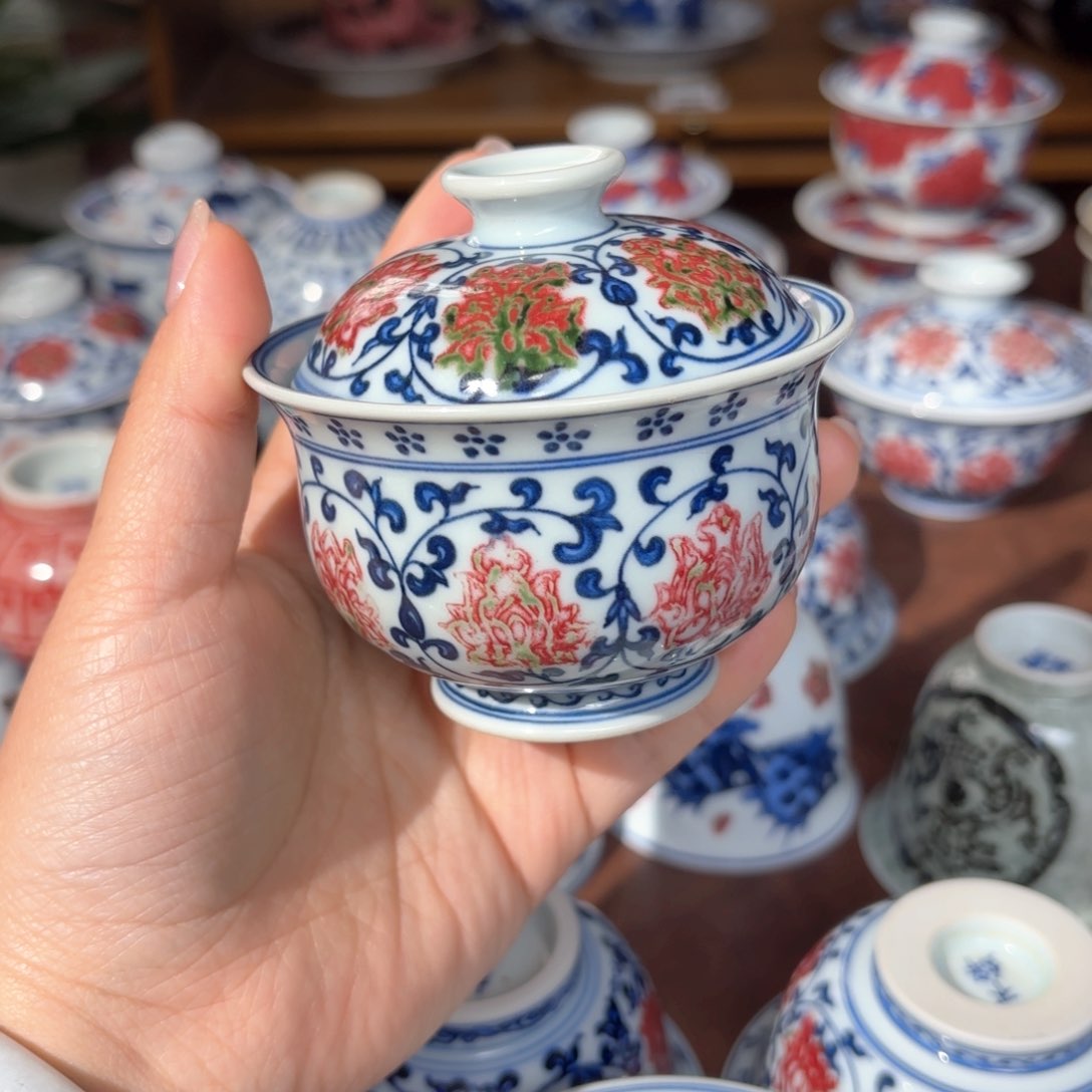 青花釉里红缠枝莲布袋盖碗