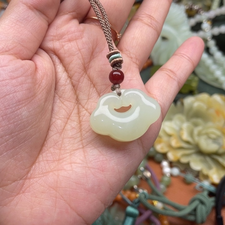 蛇纹石玉吊坠合金