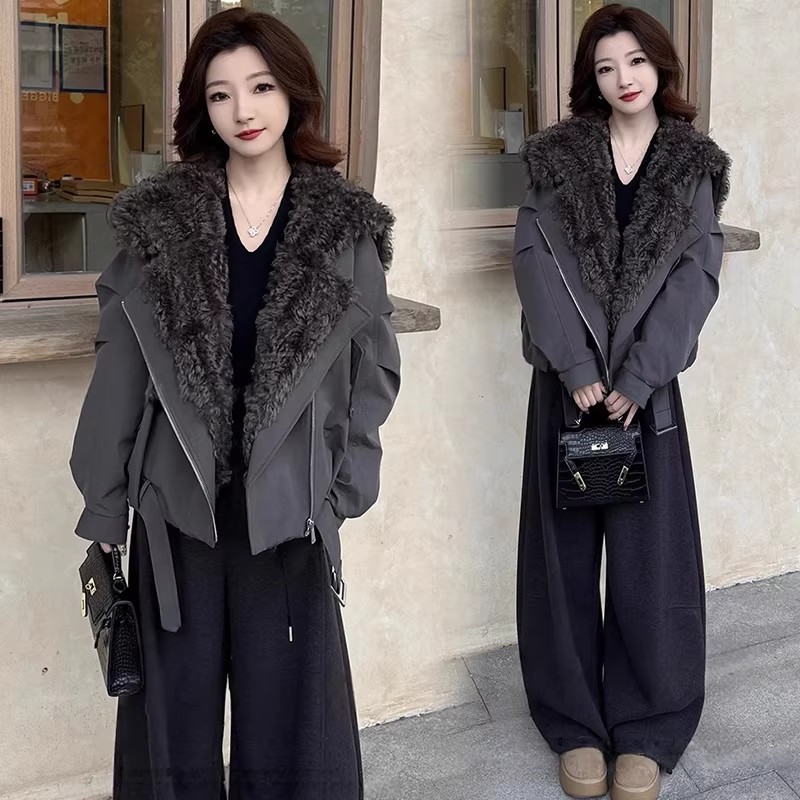 拉夏贝尔时尚羊羔毛派克服女冬季新款时髦显瘦御寒保暖大毛领外套