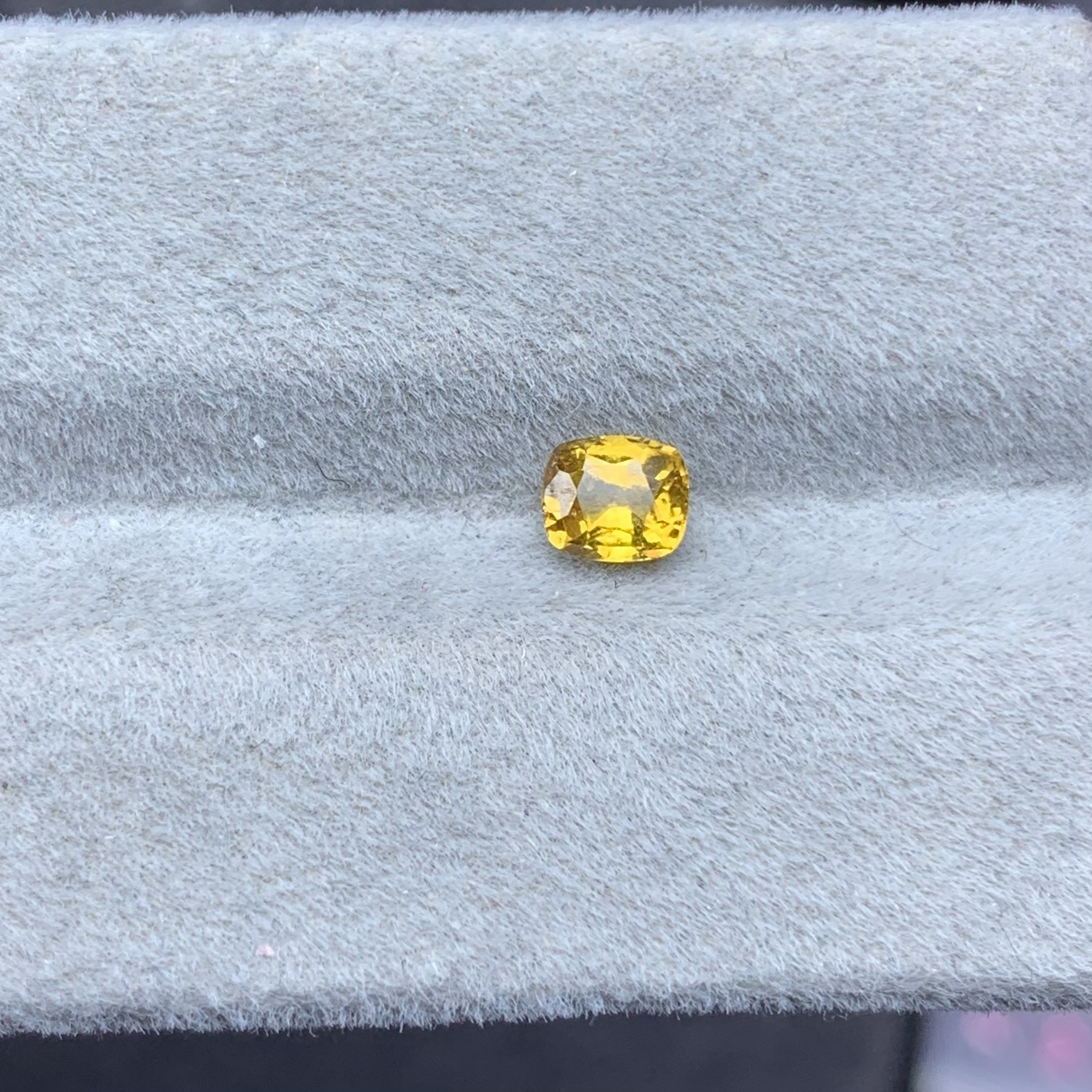 天然彩宝黄色蓝宝石裸石 枕形4x4.6重0.48ct 可配金托银托