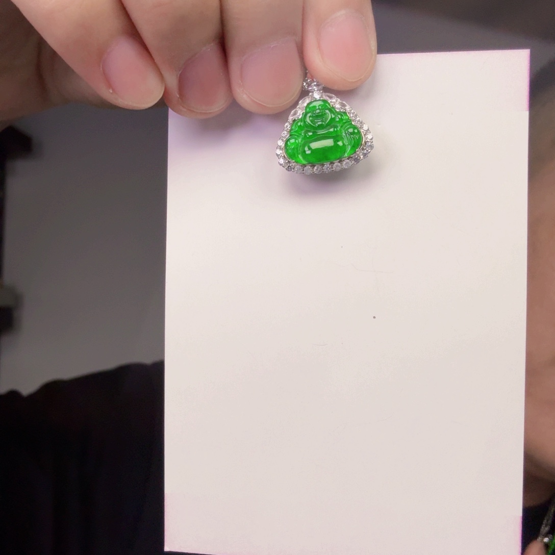 翡翠未镶嵌颈饰一件