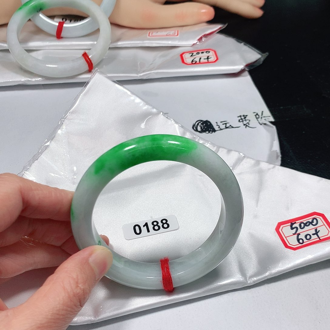 翡翠手镯未镶嵌天然缅甸A货翡翠手镯