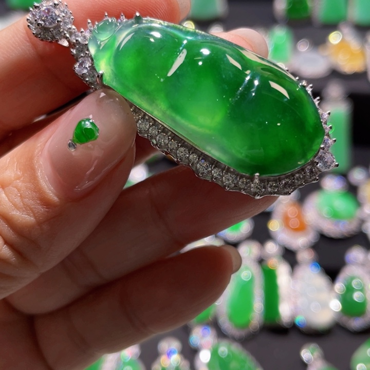 亦***藏翡翠银S925镶嵌颈饰