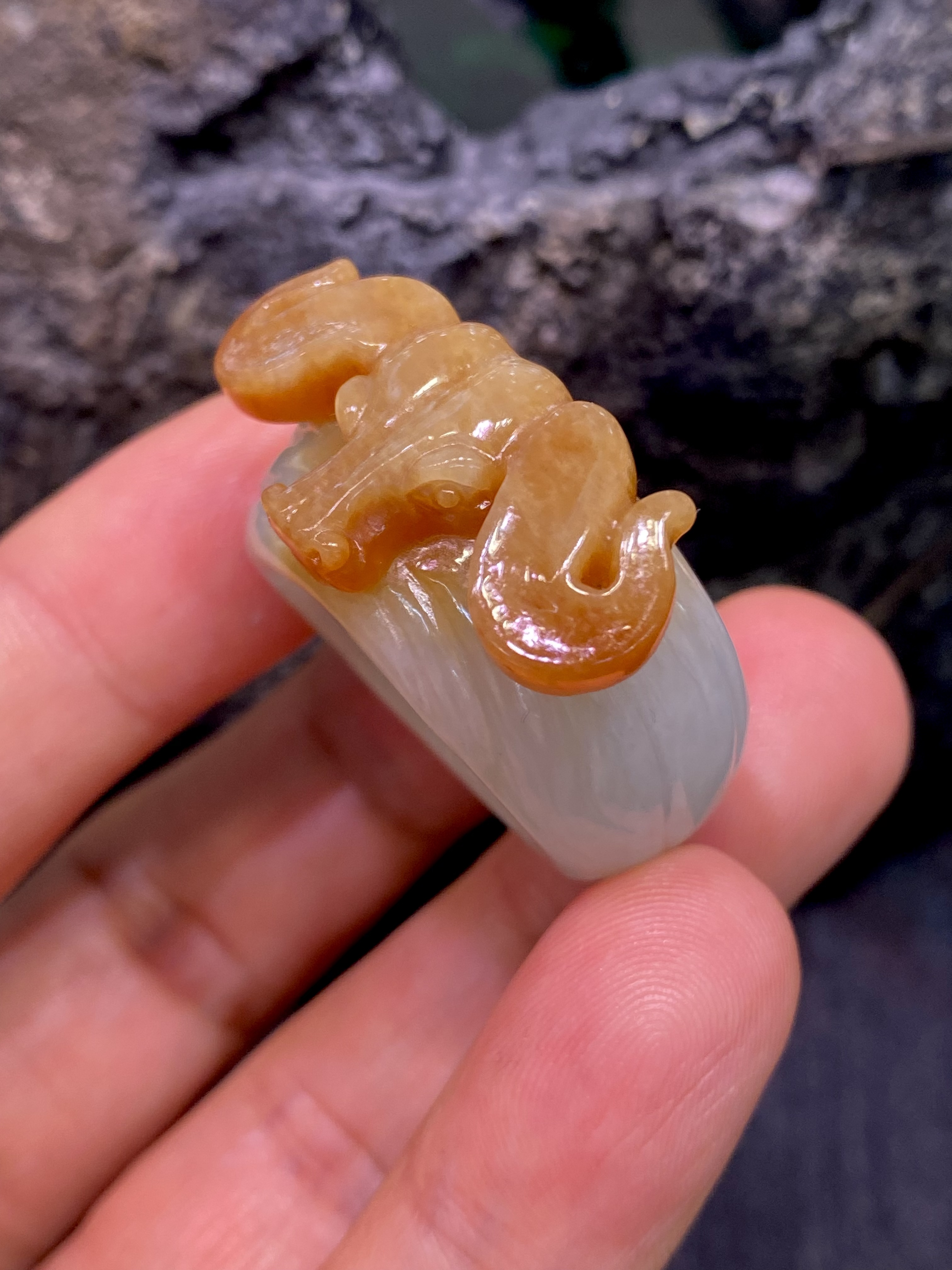 满红翡翠牛气冲天戒指