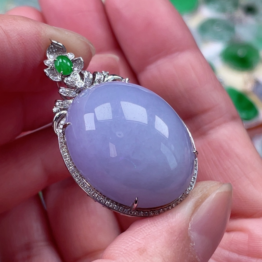 颈饰18K金镶嵌翡翠鸽子蛋