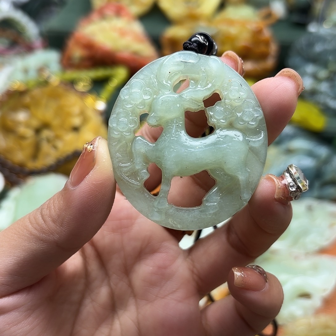 蛇纹石玉未镶嵌颈饰