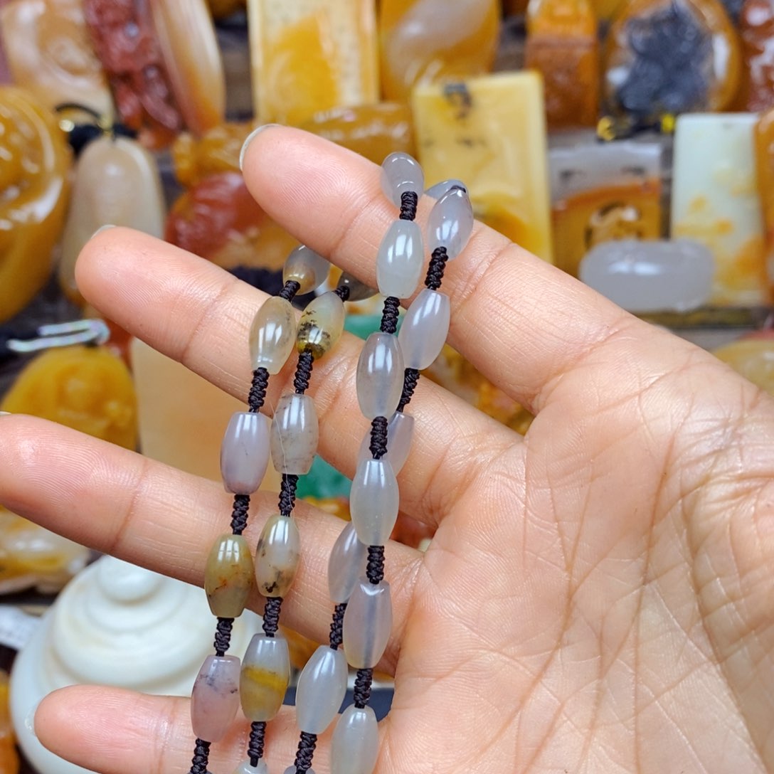 石英质玉（黄龙玉）颈饰未镶嵌