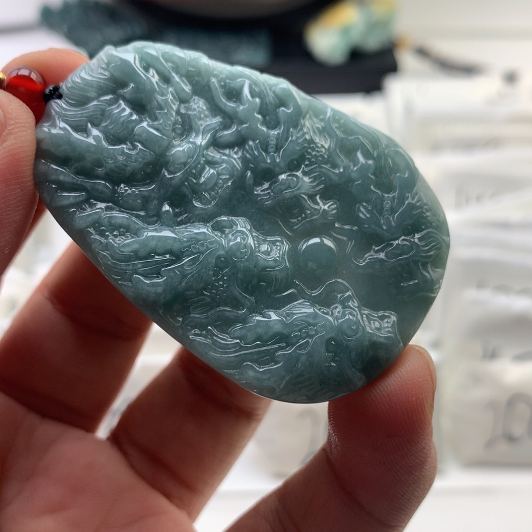 颈饰未镶嵌翡翠龙牌