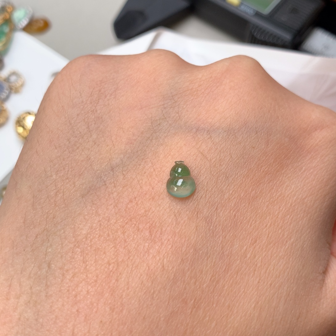 翡翠未镶嵌颈饰葫芦