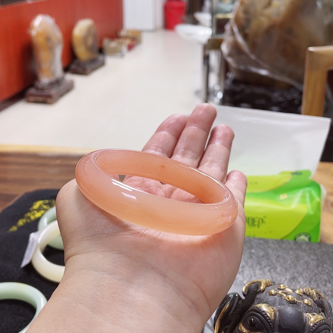 阿***悦石英质玉（金丝玉）未镶嵌手镯