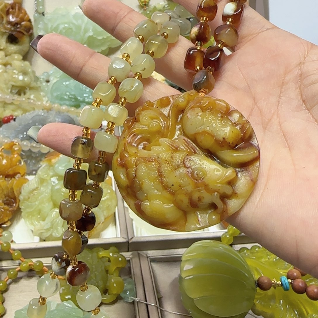 未镶嵌蛇纹石玉吊坠