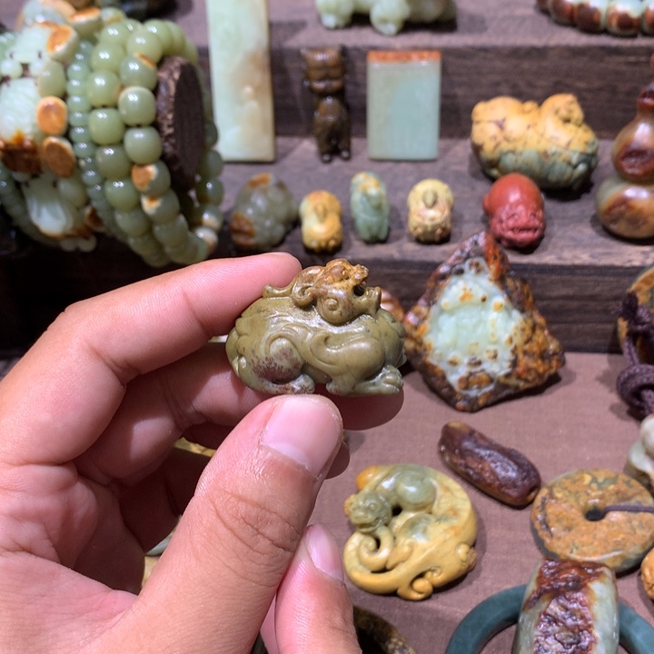 未镶嵌岫岩河磨玉（透闪石质玉）挂件