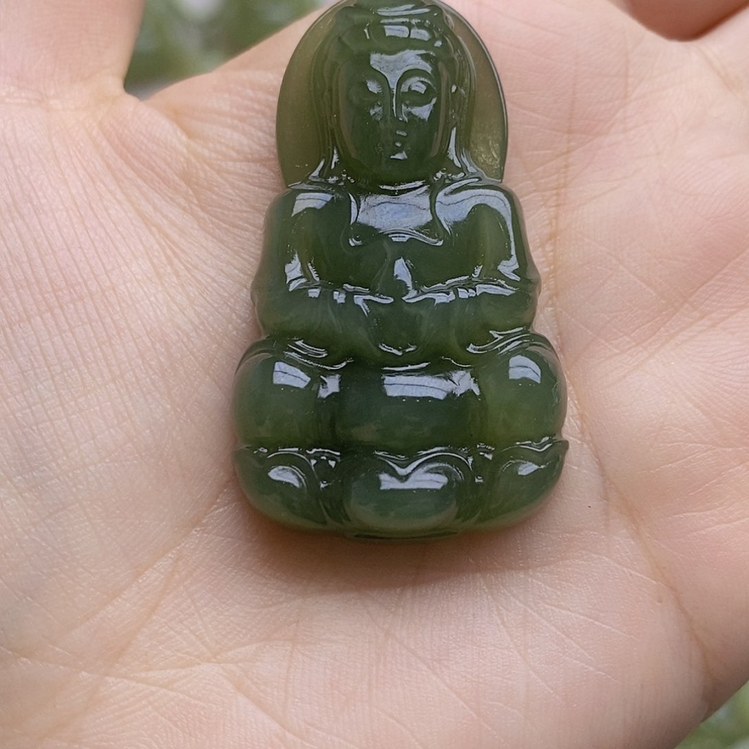 和田玉颈饰未镶嵌被****光