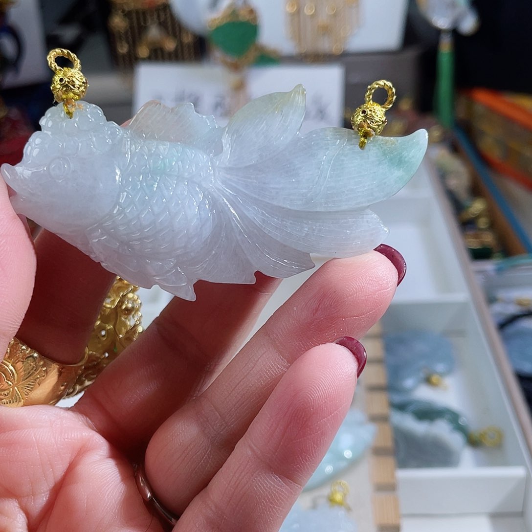 翡翠颈饰未镶嵌翡翠冰鱼