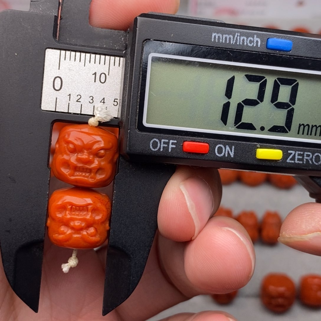 南红玛瑙未镶嵌配饰有瑕疵