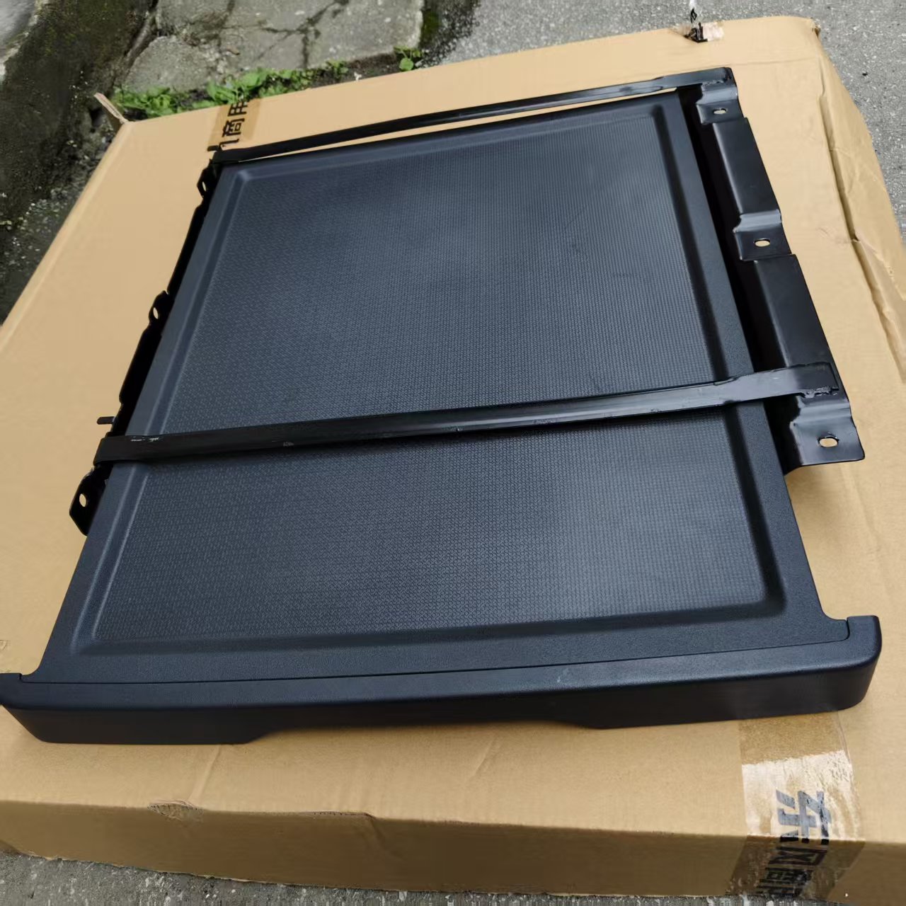 天龙旗舰国六卧铺加装小桌板