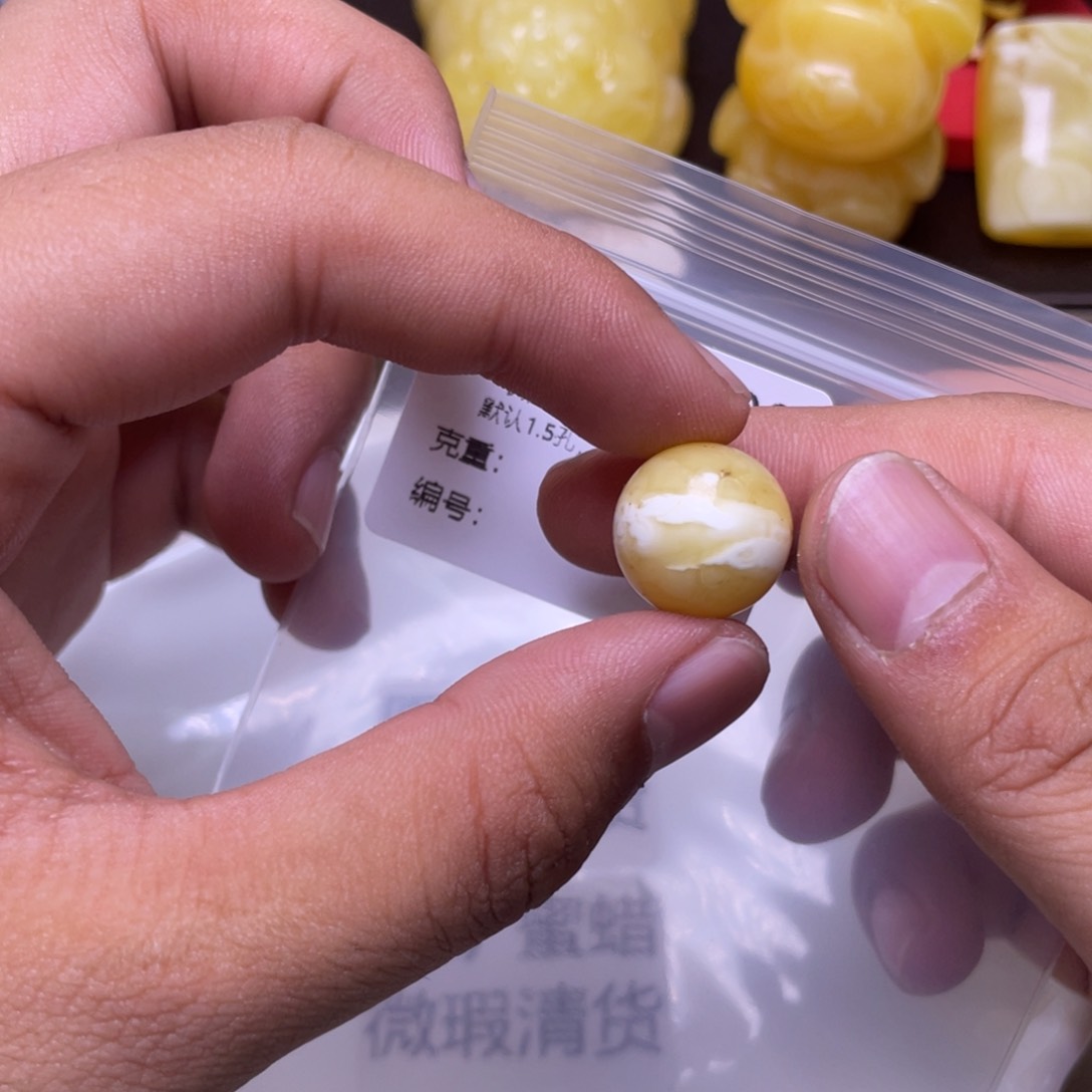 蜜蜡未镶嵌珠宝奇石