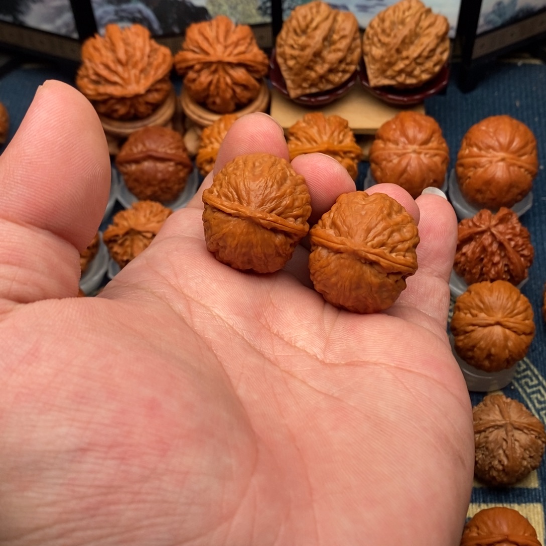 徐***、把件文玩核桃绣球