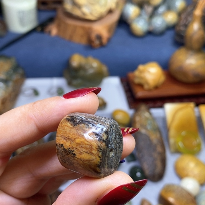 岫岩老玉（透闪石质玉）有瑕珠未镶嵌